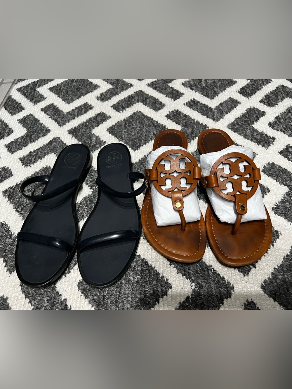 Tory Burch Leather Logo Thong Sandals in Chestnut Brown